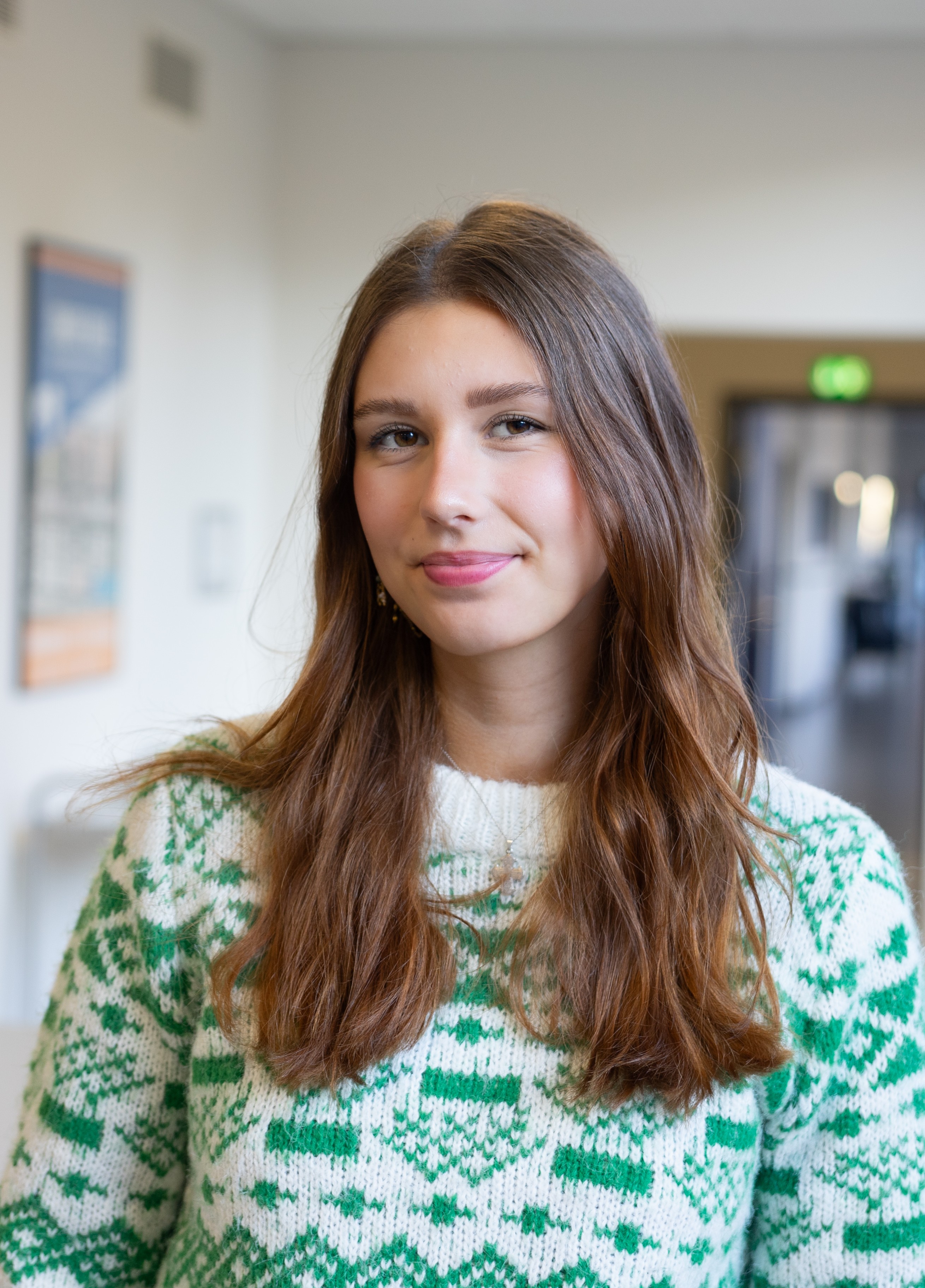 Kontorelev Isabella står i gangen