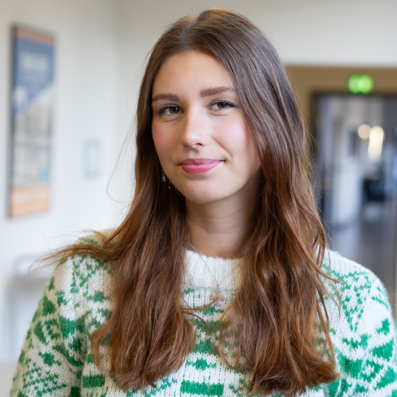 Kontorelev Isabella står i gangen