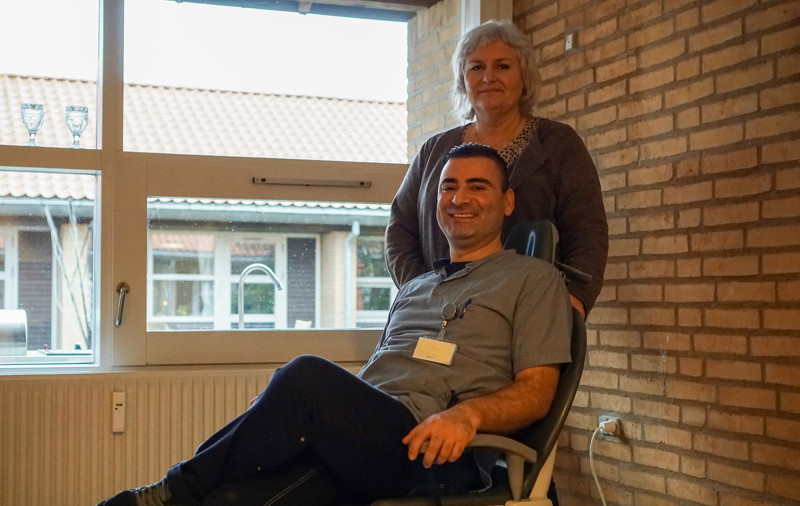 Til ære for fotografen giver plejecenterleder Dorthe Lynge Isaksen social- og sundhedsassistent Andy Nabiri en tur i Skovgårdens tandlægestol.