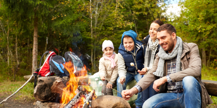 Familie der griller skumfiduser ved bål