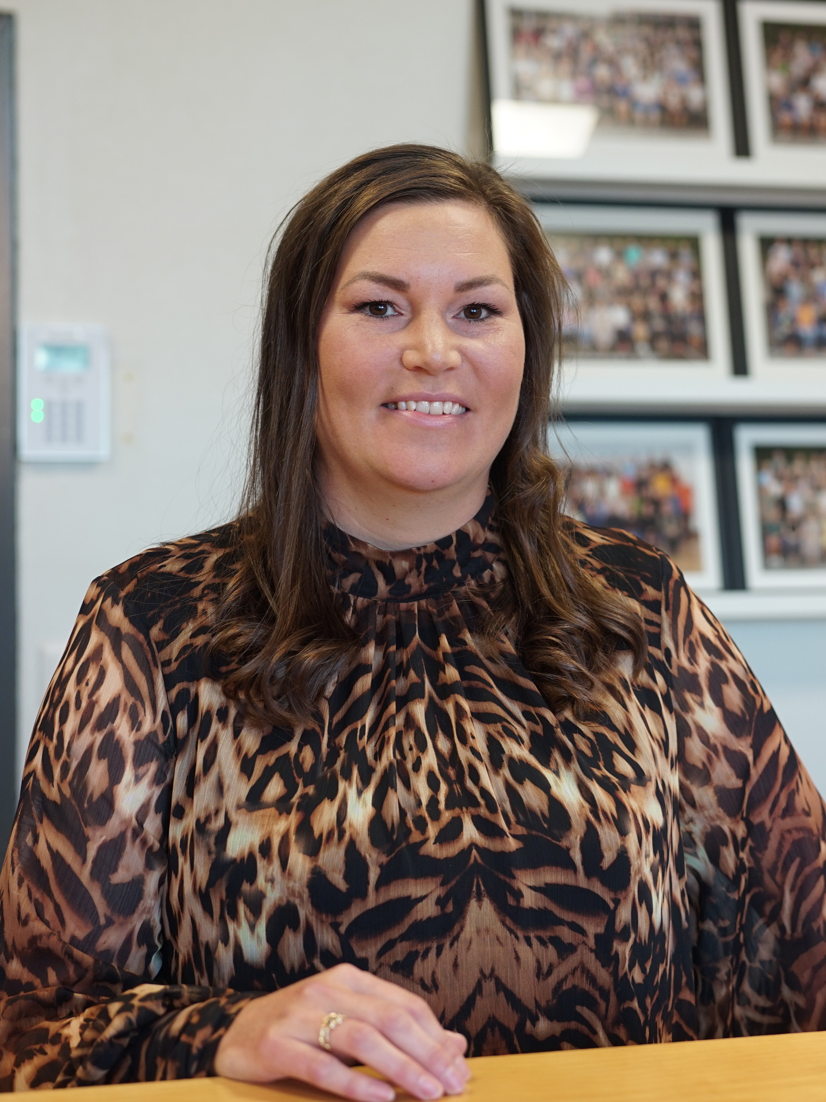 Kontorelev Dina står ved skrank