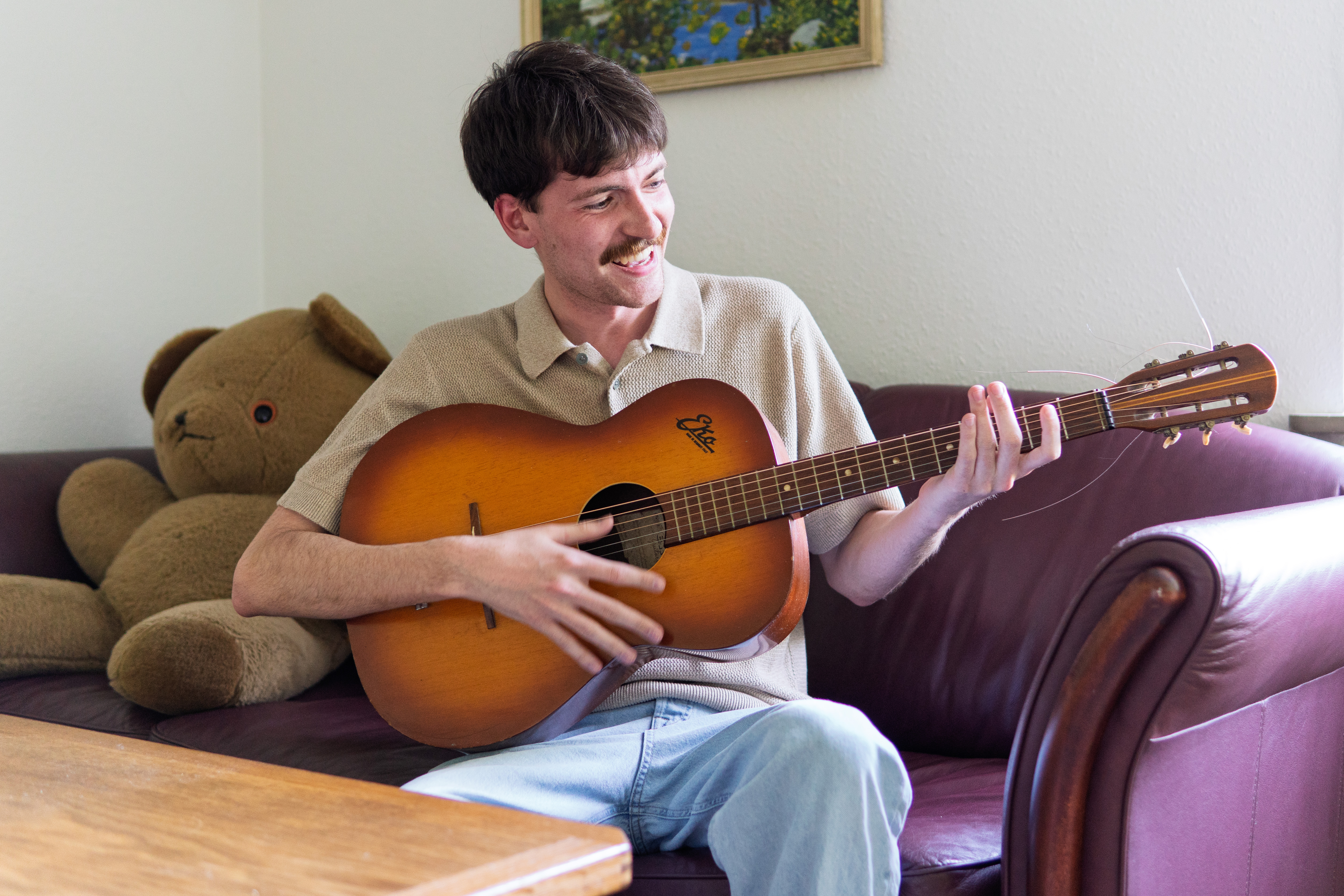 Micki ejer flere instrumenter, der står til pynt i lejligheden