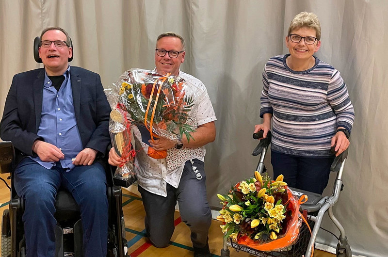 Anders Jensen (tv) var med i Als Hallen, da hans gode ven Hans Christian Andersen (m) sidste år fik overrakt årets handicappris af Lene Nielsen, formand for Handicaprådet (th).