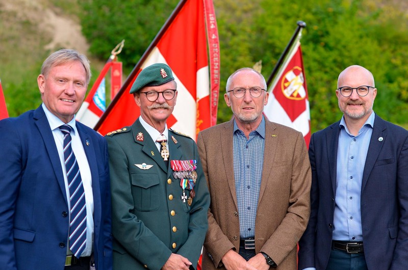 Borgmester Mogens Jespersen (m) og borgmesterkollegerne Per Bach Laursen (tv) og Jesper Greth (th) var mødt op for at takke veteranerne sammen med oberst Christian Arildsen fra Danske Soldaterforeningers Landsraad.
