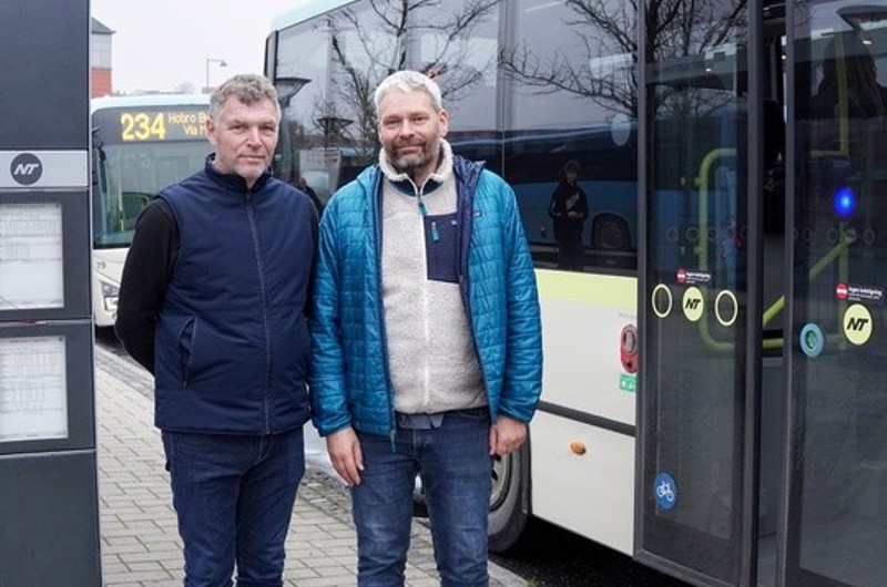 Henrik Sloth og Søren Urup foran x-bus