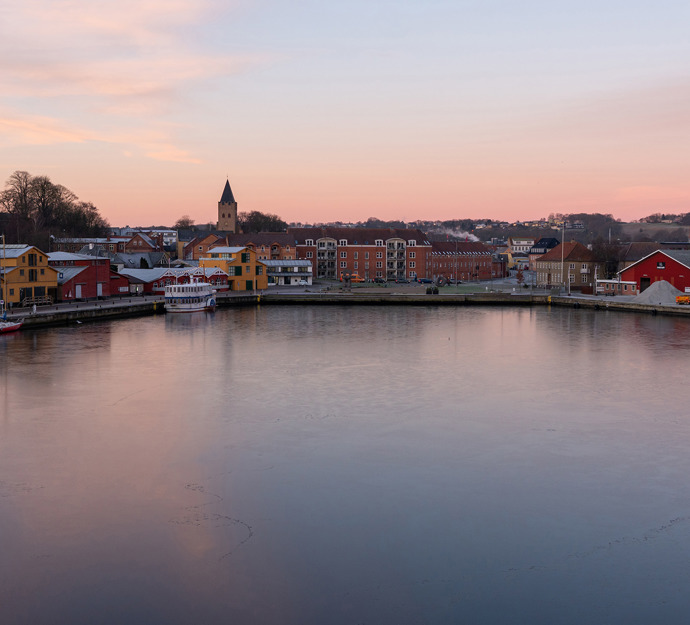 Foto af udsigten ind over Hobro fra Skibstømrerhuset i Hobro