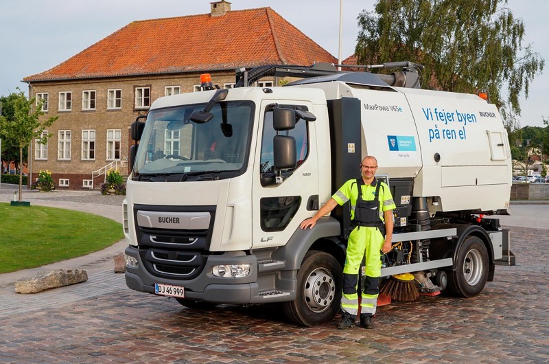 Flemming Busk er glad for sin nye arbejdsplads; Danmarks første eldrevne fejebil.