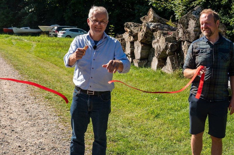 Udvalgsformand Jørgen Hammer Sørensen åbnede officielt den 11,4 kilometer lange vandrerute, som bugter sig gennem smuk og varieret natur, langs fjorden og via Mariager bymidte. Han havde god hjælp af kommunens naturmand Kenneth Jensen.