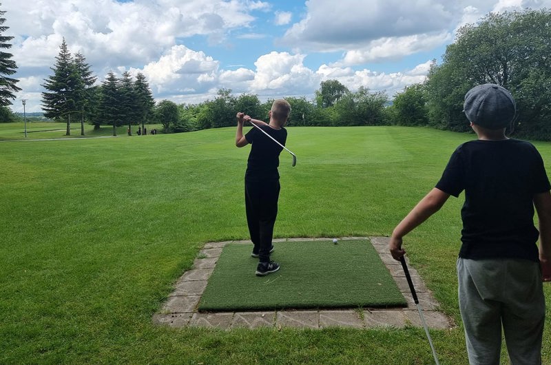 Børnene kan blandt andet prøve kræfter med golf i efterårsferien.