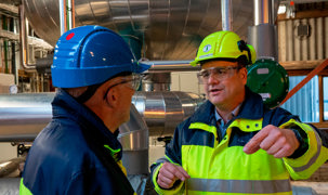 Direktør Søren Møller fortæller borgmester Mogens Jespersen om den nye energivenlige elkedel, som netop er sat drift på fabrikken nær Assens. Direktør Søren Møller fortæller borgmester Mogens Jespersen om den nye energivenlige elkedel, som netop er sat drift på fabrikken nær Assens.